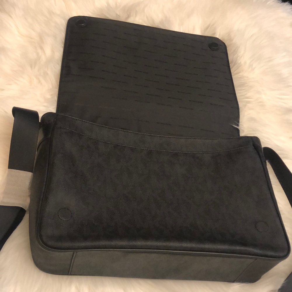 Michael Kors Mens Messenger Bag - Picture 4 of 7
